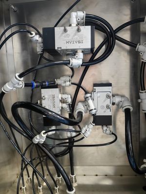 Przeciwunięcie do zużycia maszyna do czyszczenia szczepkami Praktyczna stabilna pneumatyczna
